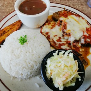 Comida completa con Filete de pollo gratinado 