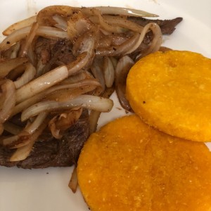 Bistec Encebollado con Tortillas