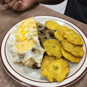 bistec a caballo con patacones