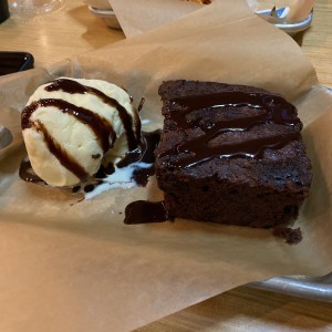 brownie con helado