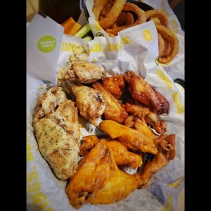 Alitas Salsas Parmesan Garlic & Honey BBQ - B-Dubs