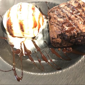 Brownie con helado