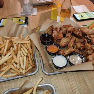 wings con papas fritas 