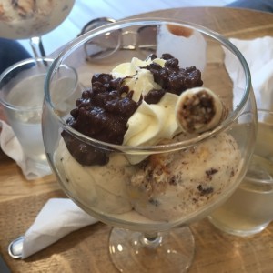 copa de Kro-choc, Rocher, Brownie c/ Dulce de leche