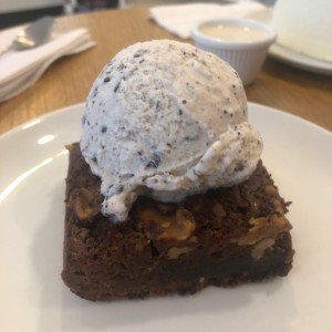 Brownie con helado