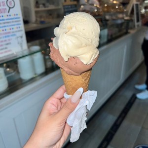 Cono de dos sabores tiramisu y ferrero