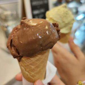 Helado de Ferrero Rocher y en el fondo helado de pistacho