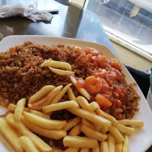 Arroz frito con camarones guizados y papas fritas