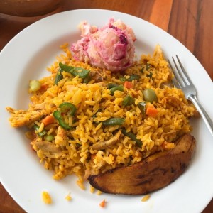 Arroz con Pollo y ensalada de feria.