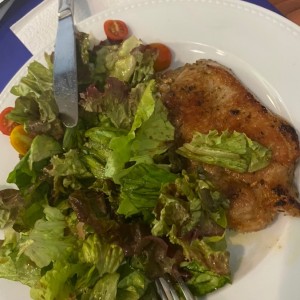 chuleta y ensalada