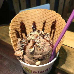 helado de nutela nueces y barquillo 