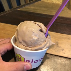 Helado con base vegana, nutella, mani y malva