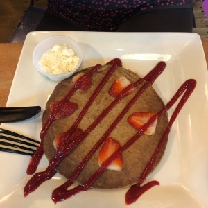 pancake de avena con fresa y queso feta 