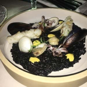 Rissoto nero con calamares, almejas y mejillones flambeados en brandy