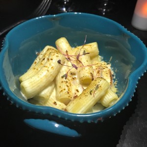 Mac and cheese trufado en Rigatoni