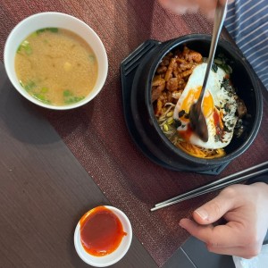 Bibimbap con sopa de miso 