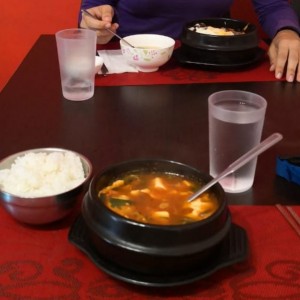 Bibimbap y sopa de puerco con camarones