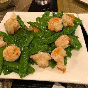 Langostinos con vainitas chinas y vegetales