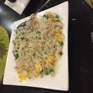 Arroz frito con pollo y camarones