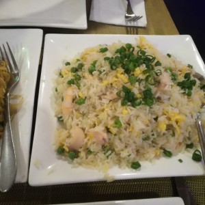 Arroz frito con pollo y camarones