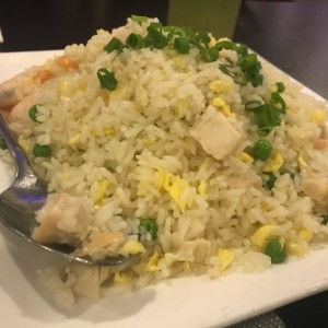 Arroz frito con pollo y camarones