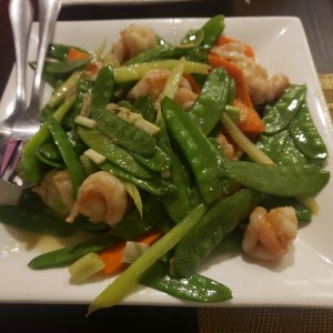 Langostinos con vainitas chinas y vegetales