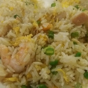 Arroz frito con pollo y camarones