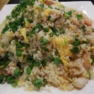 Arroz frito con pollo y camarones