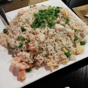 Arroz frito con pollo y camarones