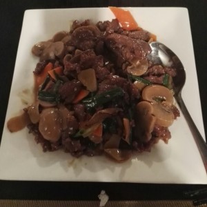 Carne salteada con hongos frescos