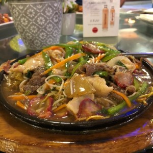 Chow Mein con puerco asado