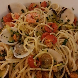 spaghetti con camaroni vongole e zucchine