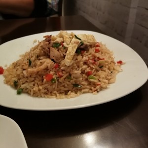 Arroz chaufa mixto (carne, pollo y mariscos)