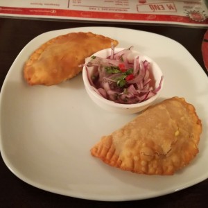 empanada de lomo salteado y aji de Gallina