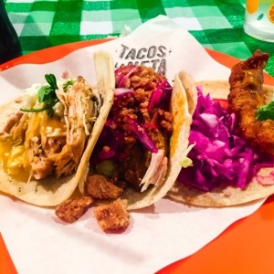 Tacos de pollo, pibil y corvina