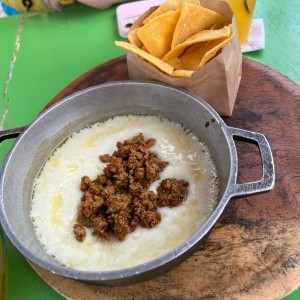 Queso fundido con chorizo