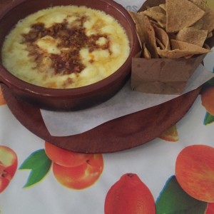 Queso fundido con chorizo