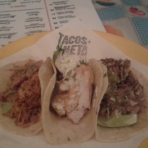 tacos de carne, cerdo y pollo 