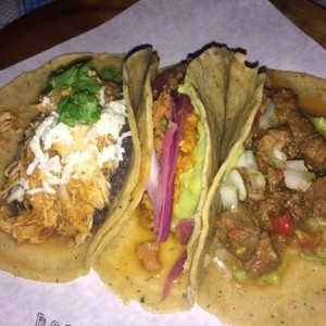 tacos de cochinita, pollo y bistec