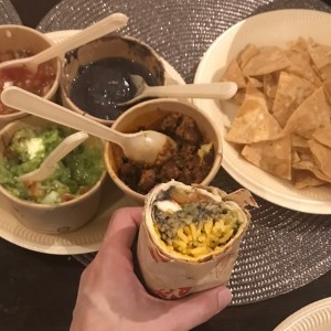 Burrito y nachos