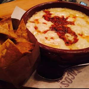 Queso fundido con chorizo