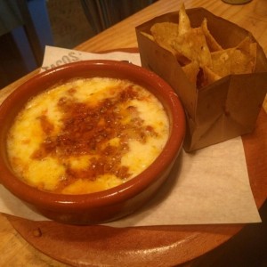 queso fundido con chorizo y totopos