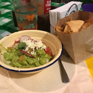 guacamole con totopos