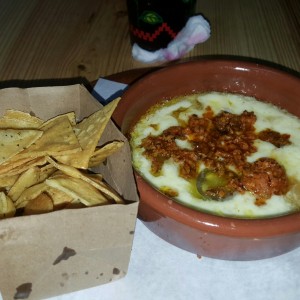 Queso fundido con chorizo