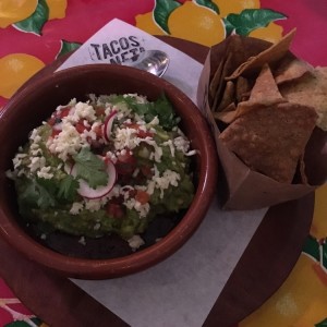 Nachos con guacamole