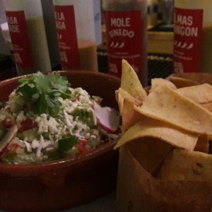 Guacamole con totopos 