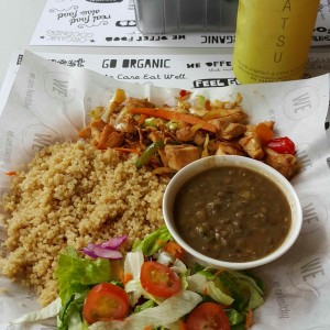 chop suey de pollo con lentejas quinoa y ensalada 