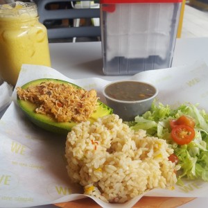 aguacate relleno de pollo arroz integral con vegetales y ensalada de casa con lenteja y jugo de maracuya