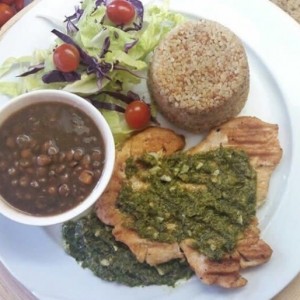 Pollo al Grill con quinoa, lentejas y ensalada