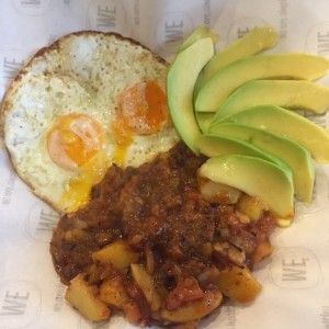 aguacate, salteado de papas con vegetales y huevos estrellados